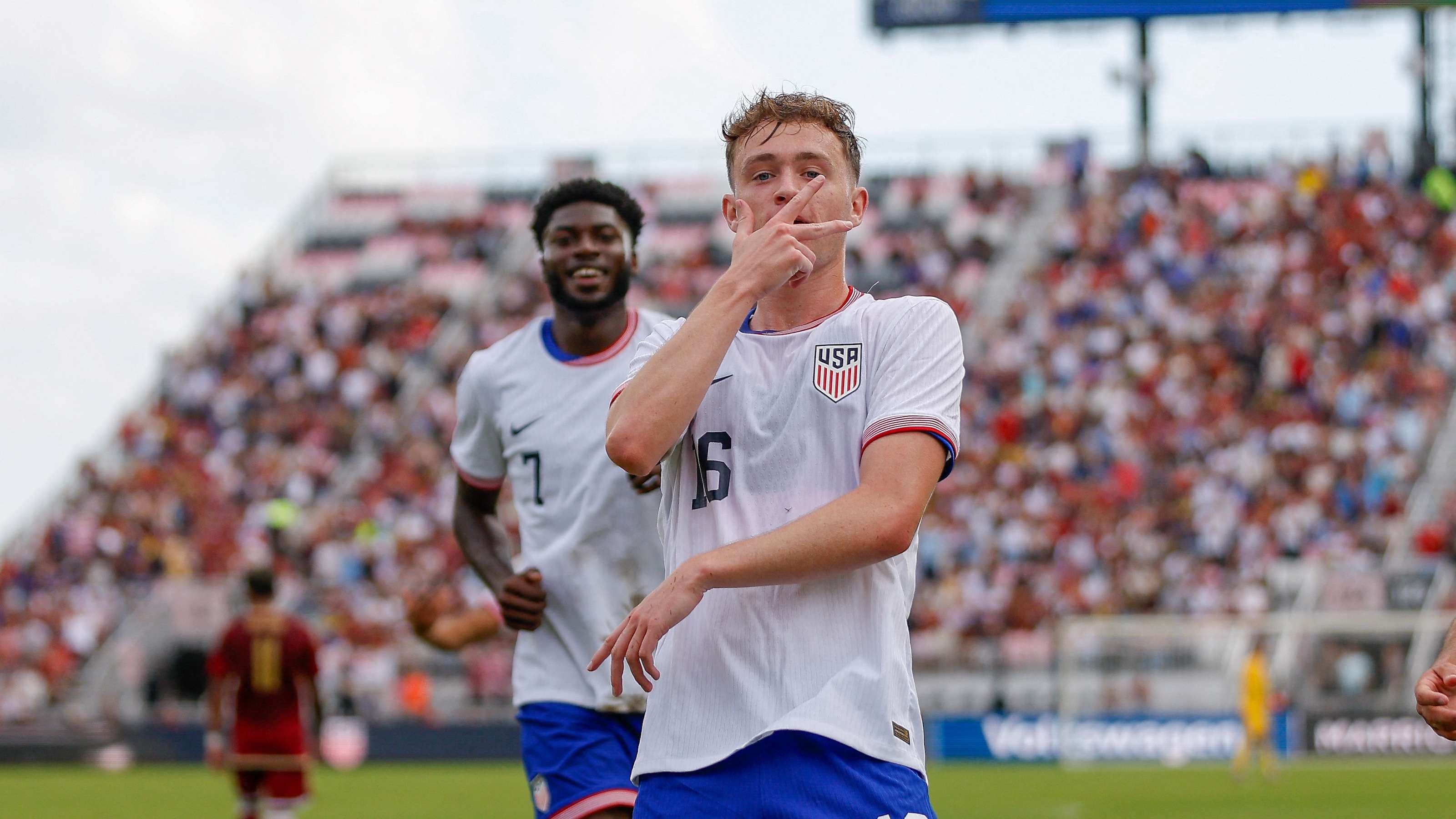 够看到足球 够看到足球